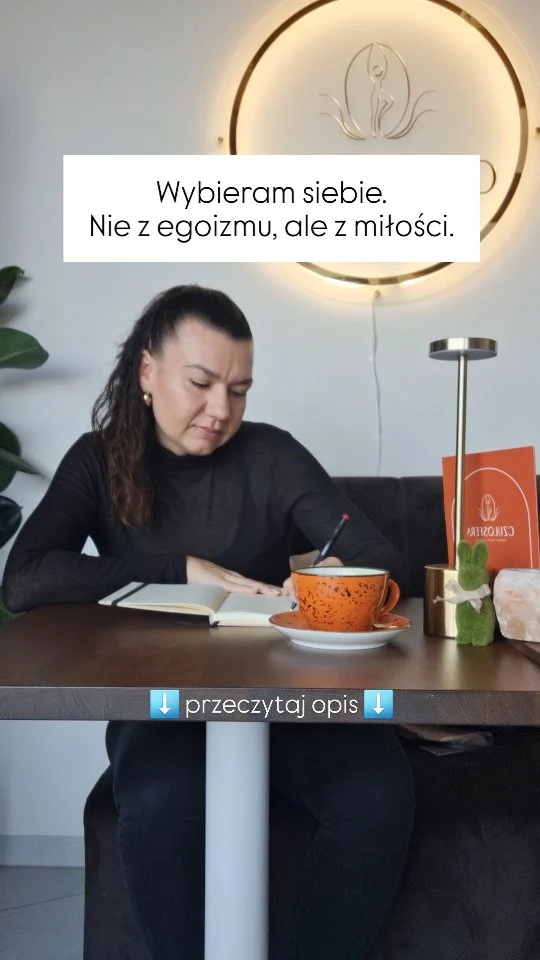 Kiedy mówisz „tak” sobie, nie oznacza to, że odrzucasz innych.
To znaczy, że zaczynasz żyć w zgodzie ze sobą, a nie w trybie spełniania oczekiwań.
Wybieranie siebie to najczystsza forma troski, a nie egoizm.

#afirmacjanadziś #psychologia #kobietazklasą #kobietaniezależna #świadomeżycie #troskaosiebie #emocje #zdrowenawyki #zdrowiekobiet #motywacja #inspiracja