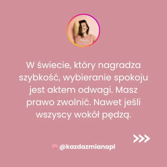 Masz prawo zwolnić.
Nawet jeśli wokół wszyscy pędzą. Nawet jeśli jesteś tą, która "ogarnia wszystko". Nawet jeśli nikt ci tego nie mówi.

W świecie, który nagradza bycie w ruchu, multitasking i nieustanne dawanie z siebie 200% – spokój wydaje się luksusem. Albo słabością. Ale to nieprawda.

Wybieranie spokoju to akt odwagi. To znak, że potrafisz stanąć za sobą. Że wiesz, że nie musisz zasługiwać na odpoczynek zmęczeniem do granic.

Jeśli czujesz, że biegniesz już tylko z rozpędu… Zatrzymaj się. Nie dla świata. Dla siebie.

Twoje potrzeby są ważne.
Zmęczenie to nie wada.
A spokój to nie przywilej – to prawo.

Jedna rzecz mniej. Zrezygnuj dziś z jednej rzeczy, którą zawsze robisz, a której nikt poza tobą się nie domaga. Obiad dwudaniowy, perfekcyjny porządek, aktywność z dzieckiem z Pinteresta? Odpuść. Świat się nie zawali.

Jeśli potrzebujesz rozmowy, przestrzeni na złapanie oddechu, zmiany perspektywy albo praktycznych sposobów na odzyskanie siebie – zapraszam Cię do współpracy.

📍Konsultacje psychologiczne i psychodietetyczne umawiasz przez Znany Lekarz – link w bio.

Nie musisz już dźwigać wszystkiego sama.

.

#spokójtosiła #psycholożkadlamam #zmęczonamama #selfcarebezściemy #psychologiakobiet #regeneracja #zmieńperspektywę #mamateżczłowiek #kobietawkryzysie #psychologonline #mamadosiebie #zdrowiepsychiczne #dbajosiebie

spokój, zmęczenie, wyczerpanie, regeneracja, psycholog dla mam, presja, multitasking, odpoczynek bez poczucia winy, konsultacje psychologiczne, Znany Lekarz.